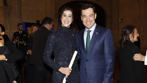 Juanma Moreno, junto a Carolina Mar&iacute;n en la entrega de los Premios Pr&iacute;ncipes de Asturias