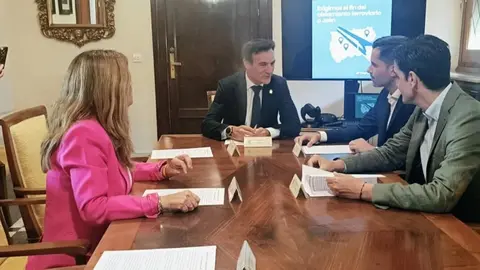 Reuni&oacute;n del alcalde de Ja&eacute;n con hom&oacute;logos de municipios de m&aacute;s de 20.000 habitantes para abordar la situaci&oacute;n ferroviaria