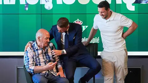 Joaqu&iacute;n, su hermano y su padre en el acto de despedida del Real Betis | Salvador L&oacute;pez Medina para El MIRA