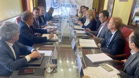 Reuni&oacute;n entre los representantes del Ayuntamiento y el Puerto de Huelva