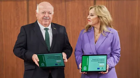 Carolina Espa&ntilde;a hace entrega del borrador de los presupuestos al presidente del Parlamento andaluz Jes&uacute;s Aguirre | Salvador L&oacute;pez Medina