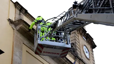 Desprendimiento en la fachada del Ayuntamiento de Jerez