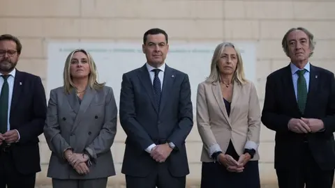 Juanma Moreno, durante el minuto de silencio guardado en el hospital de San Cecilio