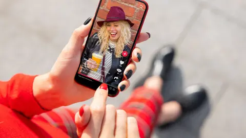 Mujer accede a su cuenta de TikTok