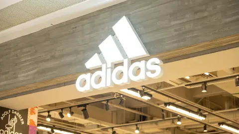 Entrada de tienda Adidas