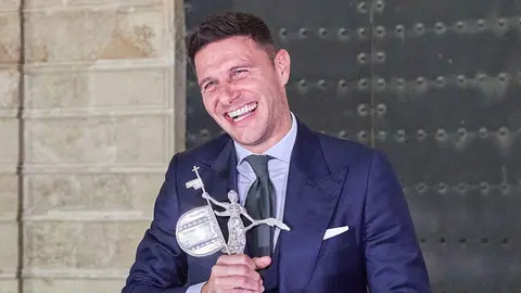 Joaqu&iacute;n S&aacute;nchez con el reconocimiento a 'Embajador de Sevilla' | Salvador L&oacute;pez Medina para El MIRA