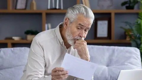 Un pensionista de la Seguridad Social revisa el estado de su pensi&oacute;n