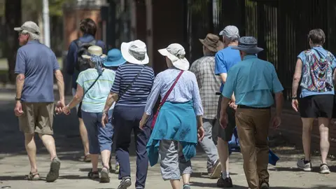 Turistas recorren las calles de Sevilla