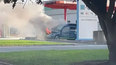 Furgoneta incendiada en el Parque Empresarial de Jerez