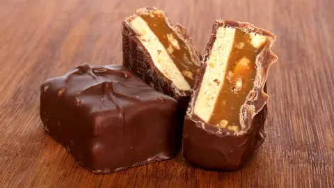 Turr&oacute;n de chocolate con leche Cream cacahuete Hacendado con caramelo troceado de Mercadona