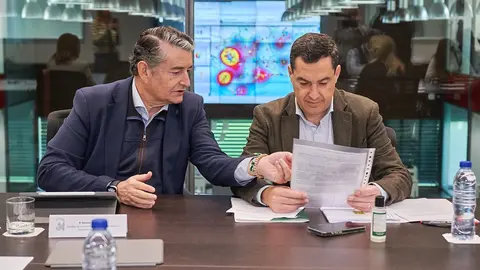 El presidente de la Junta de Andaluc&iacute;a, Juanma Moreno, junto a Antonio Sanz | Salvador L&oacute;pez Medina