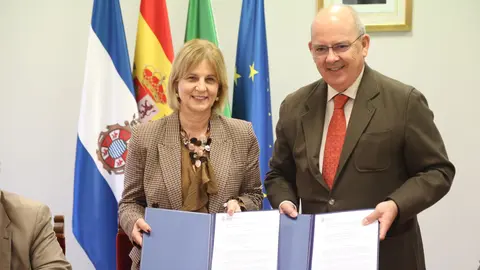 Firma de la cesi&oacute;n del antiguo Museo Taurino | Cristo Garc&iacute;a