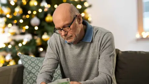 Un pensionista recibe un regalo de la Seguridad Social