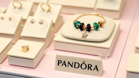 Expositor de una tienda de Pandora