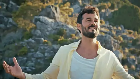 Antonio Molina en su videoclip Me importa