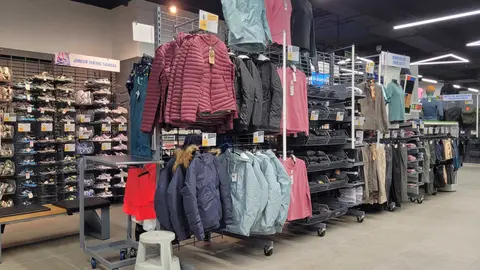 Secci&oacute;n de chaquetas de Decathlon