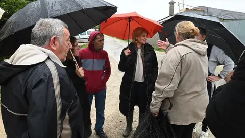 Garc&iacute;a-Pelayo conversando con vecinos de Jerez durante la DANA