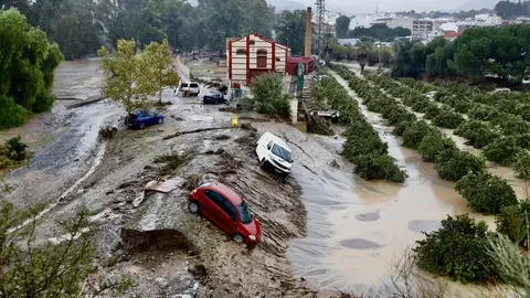 Coches destrozados tras el paso de la DANA por M&aacute;laga