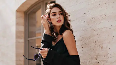 Una mujer viste a la moda de Merkal