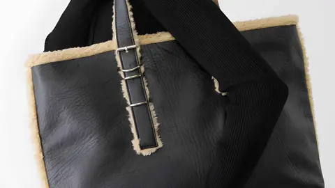 Bolso shopper combinado efecto borreguillo de Stradivarius