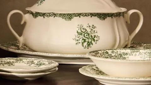 Vajilla de loza floral de Zara Home