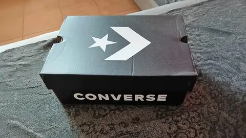 Caja de zapatillas Converse