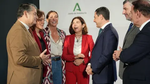 Roc&iacute;o Blanco, consejera de Andaluc&iacute;a, en el centro de la imagen