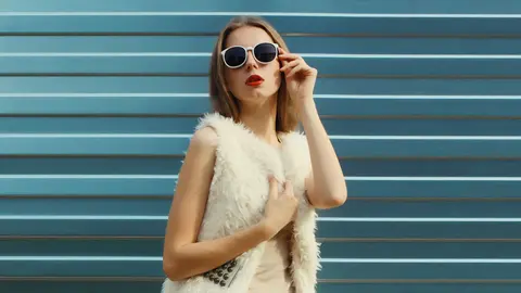 Mujer elegante con chaleco de pelo