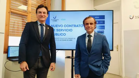 El alcalde de Ja&eacute;n, Agust&iacute;n Gonz&aacute;lez, junto al director de Alsa en la zona Mediterr&aacute;nea Valeriano D&iacute;az