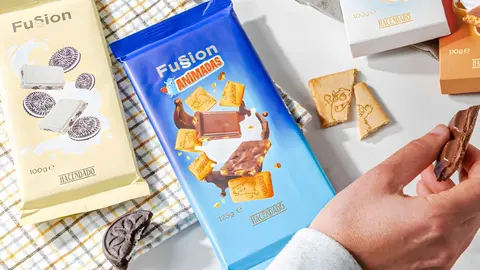 Chocolate extrafino con leche Fussion Hacendado con galletas animadas de Mercadona