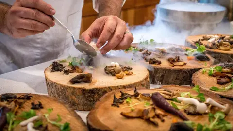 Un cocinero en un restaurante