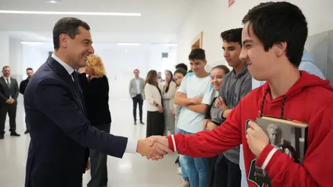 Juanma Moreno durante una visita a un centro educativo