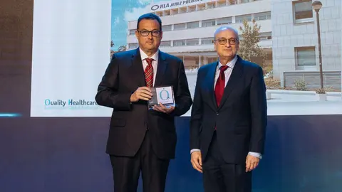 Dr. Antonio Amaya Vidal, director m&eacute;dico de HLA Jerez Puerta del Sur, recoge el reconocimiento, Avelino Brito, director general de la Asociaci&oacute;n Espa&ntilde;ola para la Calidad (AEC)