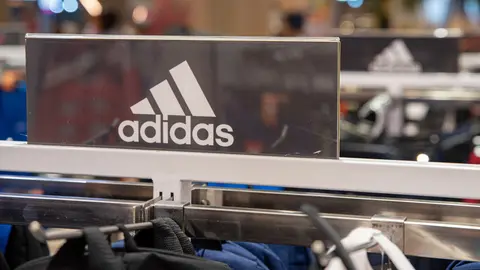 Interior de tienda Adidas