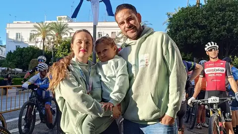 Valentina junto a sus padres