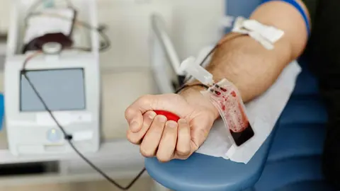 Una persona donando sangre