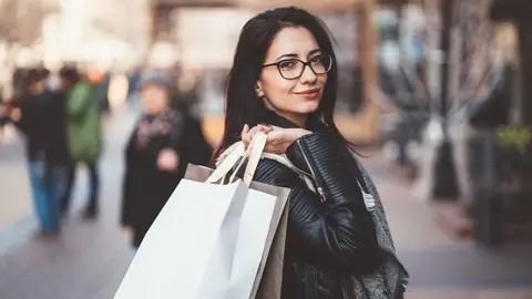 Una joven tras haber realizado sus compras en el Black Friday