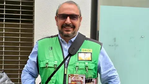 V&iacute;ctor Manuel Acu&ntilde;a, vendedor de la ONCE en Algeciras