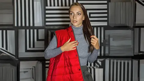 Mujer elegante con chaleco