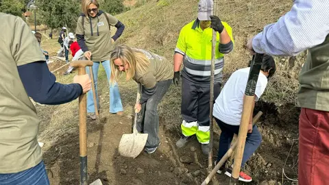 La alcaldesa de Granada Marifr&aacute;n Carazo ha participado en la plantaci&oacute;n