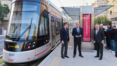 Jos&eacute; Luis Sanz estrena la nueva parada de tranv&iacute;a en Luis de Morales | Salvador L&oacute;pez Medina para El MIRA