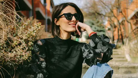 Una mujer a la moda con art&iacute;culos de El Corte Ingl&eacute;s