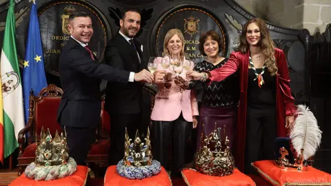 La alcaldesa, Mar&iacute;a Jos&eacute; Garc&iacute;a-Pelayo con los Reyes Magos y la Cartera Real | Cristo Garc&iacute;a