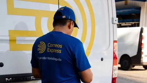 Un trabajador de Correos Express, en una imagen de archivo