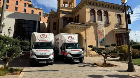 Camiones de mudanza en el edificio del Preventorio