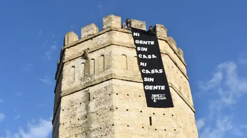 Pancarta colocada en la torre octogonal del Alc&aacute;zar