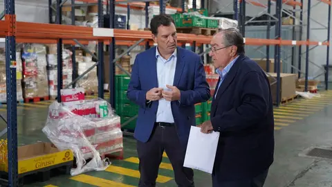 Alberto Santana, presidente del puerto de Huelva, junto a Jos&eacute; Manuel D&iacute;az Cabrera