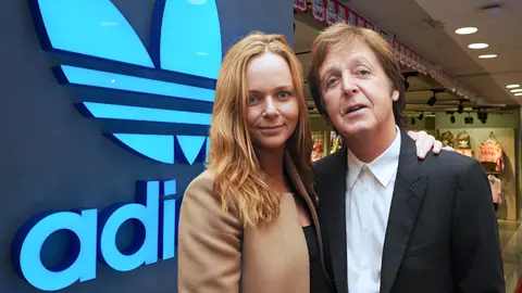 Stella Mccartney junto a su padre Paul Mccartney