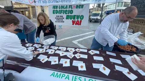 El alumnado del IES Lola Flores vendiendo pesti&ntilde;os en el centro de Jerez | Cristo Garc&iacute;a