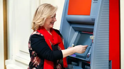 Una pensionista cobrando su pensi&oacute;n en una entidad bancaria